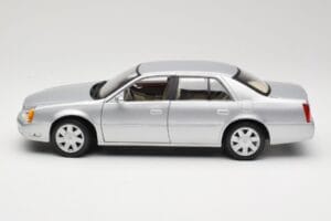 Cadillac DeVille DTS Maisto 1:18 56061 Pressofusione — immagine 4 di 8
