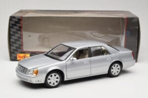 Cadillac DeVille DTS Maisto 1:18 56061 Pressofusione — immagine 8 di 8