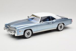 Cadillac Eldorado Cabriolet Blu MCG 1:18 MCG18472 Pressofusione — immagine 2 di 7