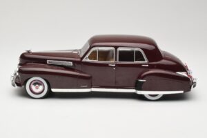 Cadillac Fleetwood 60 Special Sedan Rosso MCG 1:18 MCG18071 Pressofusione — immagine 3 di 6