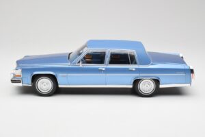 Cadillac Fleetwood Brougham Blu Metallizzato MCG 1:18 MCG18252 Pressofusione — immagine 3 di 6