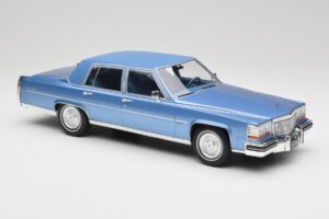 Cadillac Fleetwood Brougham Blu Metallizzato MCG 1:18 MCG18252 Pressofusione — immagine 4 di 6