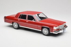 Cadillac Fleetwood Brougham Rosso Scuro Metallizzato MCG 1:18 MCG18251 Pressofusione — immagine 3 di 6