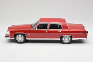 Cadillac Fleetwood Brougham Rosso Scuro Metallizzato MCG 1:18 MCG18251 Pressofusione — immagine 5 di 6
