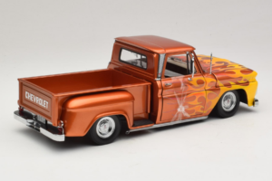 Chevrolet C-10 Stepside Pickup Lowrider Arancione con Fiamma Sun Star 1:18 1392 Pressofusione — immagine 2 di 6