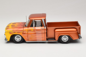 Chevrolet C-10 Stepside Pickup Lowrider Arancione con Fiamma Sun Star 1:18 1392 Pressofusione — immagine 3 di 6
