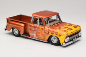 Chevrolet C-10 Stepside Pickup Lowrider Arancione con Fiamma Sun Star 1:18 1392 Pressofusione — immagine 4 di 6