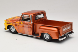 Chevrolet C-10 Stepside Pickup Lowrider Arancione con Fiamma Sun Star 1:18 1392 Pressofusione — immagine 5 di 6
