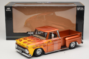 Chevrolet C-10 Stepside Pickup Lowrider Arancione con Fiamma Sun Star 1:18 1392 Pressofusione — immagine 6 di 6