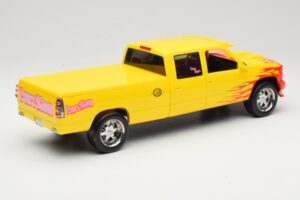 Chevrolet C2500 Silverado Pussy Wagon From Kill Bill Giallo GreenLight 1:18 19015 Pressofusione — immagine 2 di 6
