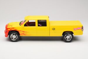 Chevrolet C2500 Silverado Pussy Wagon From Kill Bill Giallo GreenLight 1:18 19015 Pressofusione — immagine 3 di 6