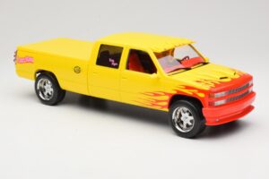 Chevrolet C2500 Silverado Pussy Wagon From Kill Bill Giallo GreenLight 1:18 19015 Pressofusione — immagine 4 di 6