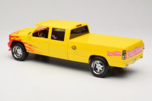 Chevrolet C2500 Silverado Pussy Wagon From Kill Bill Giallo GreenLight 1:18 19015 Pressofusione — immagine 5 di 6