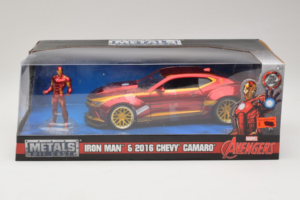 Chevrolet Camaro Iron Man Con Figura Metals Diecast 1:24 99724 Pressofusione