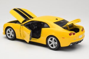 Chevrolet Camaro SS RS Giallo Maisto 1:18 31173 Pressofusione — immagine 5 di 8