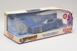 Chevrolet Camaro Z28 Stranger Things With Collectible Coin Metals Diecast 1:24 31110 Pressofusione — immagine 2 di 3