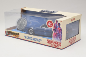 Chevrolet Camaro Z28 Stranger Things With Collectible Coin Metals Diecast 1:24 31110 Pressofusione — immagine 3 di 3