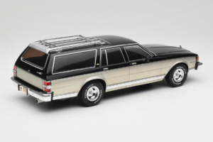 Chevrolet Caprice Estate Wagon Argento & Grigio MCG 1:18 MCG18478 Pressofusione — immagine 2 di 6