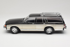 Chevrolet Caprice Estate Wagon Argento & Grigio MCG 1:18 MCG18478 Pressofusione — immagine 3 di 6