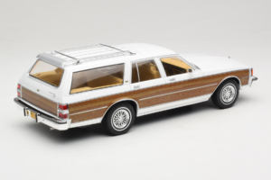 Chevrolet Caprice Estate Wagon Bianco MCG 1:18 MCG18475 Pressofusione — immagine 2 di 6