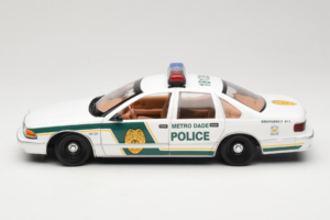 Chevrolet Caprice Metro Dade Polizia UT Models 1:18 21024 Pressofusione — immagine 4 di 8