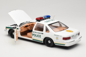Chevrolet Caprice Metro Dade Polizia UT Models 1:18 21024 Pressofusione — immagine 5 di 8