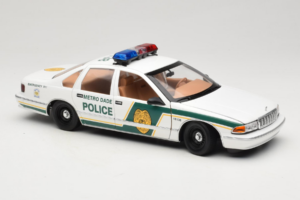 Chevrolet Caprice Metro Dade Polizia UT Models 1:18 21024 Pressofusione — immagine 6 di 8