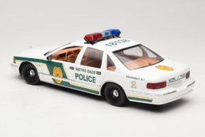 Chevrolet Caprice Metro Dade Polizia UT Models 1:18 21024 Pressofusione — immagine 7 di 8
