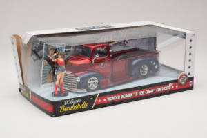 Chevrolet COE Pickup Wonder Woman With Figure Metals Diecast 1:24 30453 Pressofusione — immagine 2 di 3