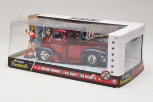 Chevrolet COE Pickup Wonder Woman With Figure Metals Diecast 1:24 30453 Pressofusione — immagine 3 di 3