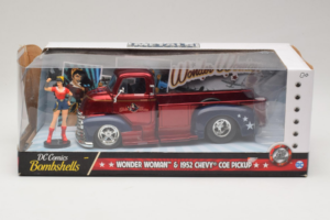 Chevrolet COE Pickup Wonder Woman With Figure Metals Diecast 1:24 30453 Pressofusione