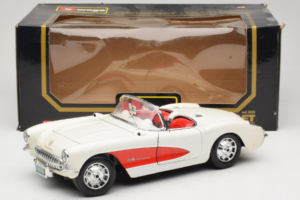 Chevrolet Corvette C1 Bianco & Rosso Bburago 1:18 3024-M3 Pressofusione — immagine 8 di 8