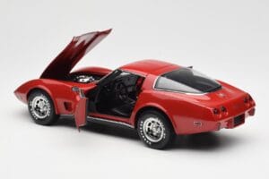 Chevrolet Corvette C3 Rosso UT Models 1:18 21073 Pressofusione — immagine 5 di 8
