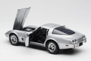 Chevrolet Corvette C3 Argento UT Models 1:18 21072 Pressofusione — immagine 5 di 8