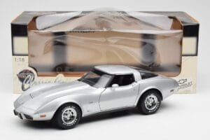 Chevrolet Corvette C3 Argento UT Models 1:18 21072 Pressofusione — immagine 8 di 8