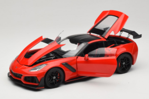 Chevrolet Corvette C7 ZR1 Torch Red IXO 1:18 18RDC243-FO Pressofusione — immagine 2 di 8