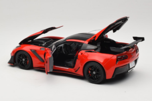 Chevrolet Corvette C7 ZR1 Torch Red IXO 1:18 18RDC243-FO Pressofusione — immagine 5 di 8
