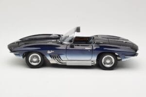 Chevrolet Corvette Mako Shark Blu Scuro UT Models 1:18 21061 Pressofusione — immagine 4 di 8