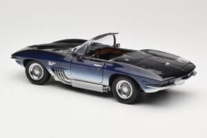 Chevrolet Corvette Mako Shark Blu Scuro UT Models 1:18 21061 Pressofusione — immagine 7 di 8
