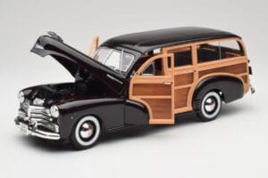 Chevrolet Fleetmaster Woody Nero & Wood Panels Maisto 1:18 43697545B Pressofusione — immagine 2 di 8