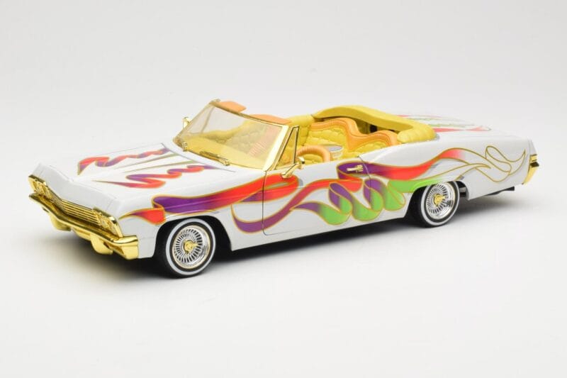 Chevrolet Impala Lowrider White Metallic Hot Wheels 1:18 27635 Pressofusione