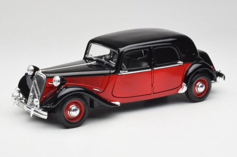 Citroen 15CV 6 Cyl Nero & Rosso Valmy Maisto 1:18 56009 Pressofusione