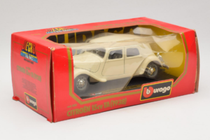 Citroen 15CV Traction Avant Beige Bburago 1:24 1501-B1 Pressofusione — immagine 2 di 3