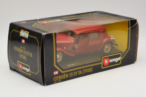 Citroen 15CV TA Rosso Bburago 1:24 1501 Pressofusione — immagine 2 di 3