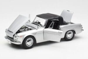 Datsun Fairlady 2000 SR311 Roadster Argento AUTOart 1:18 77432 Pressofusione — immagine 2 di 8