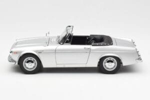 Datsun Fairlady 2000 SR311 Roadster Argento AUTOart 1:18 77432 Pressofusione — immagine 4 di 8