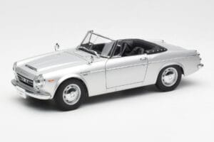 Datsun Fairlady 2000 SR311 Roadster Argento AUTOart 1:18 77432 Pressofusione