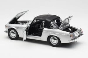 Datsun Fairlady 2000 SR311 Roadster Argento AUTOart 1:18 77432 Pressofusione — immagine 5 di 8