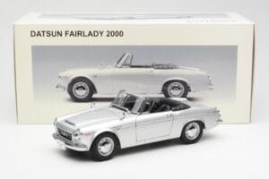 Datsun Fairlady 2000 SR311 Roadster Argento AUTOart 1:18 77432 Pressofusione — immagine 8 di 8