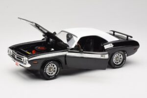 Dodge Challenger R/T Nero & Bianco ERTL 1:18 36549 Pressofusione — immagine 2 di 8